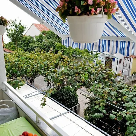 Apartmani Podaca Guest house